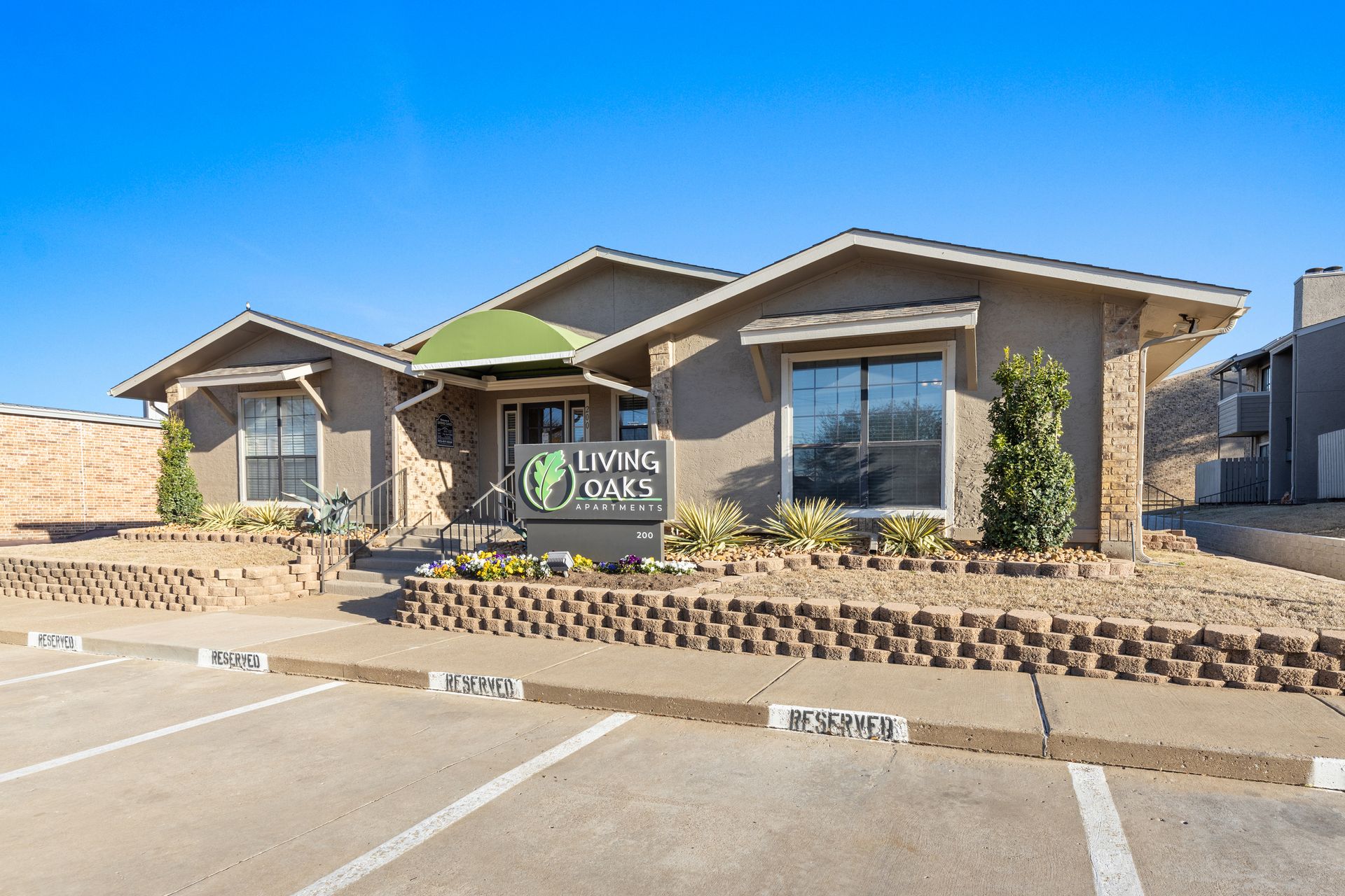 Red Oak Apartment: 200 Brothers Blvd