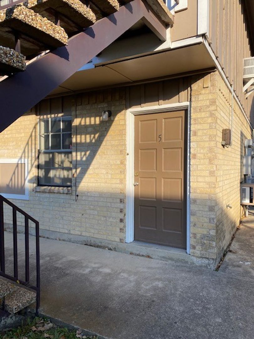 Denton Apartment: 2117 W Hickory