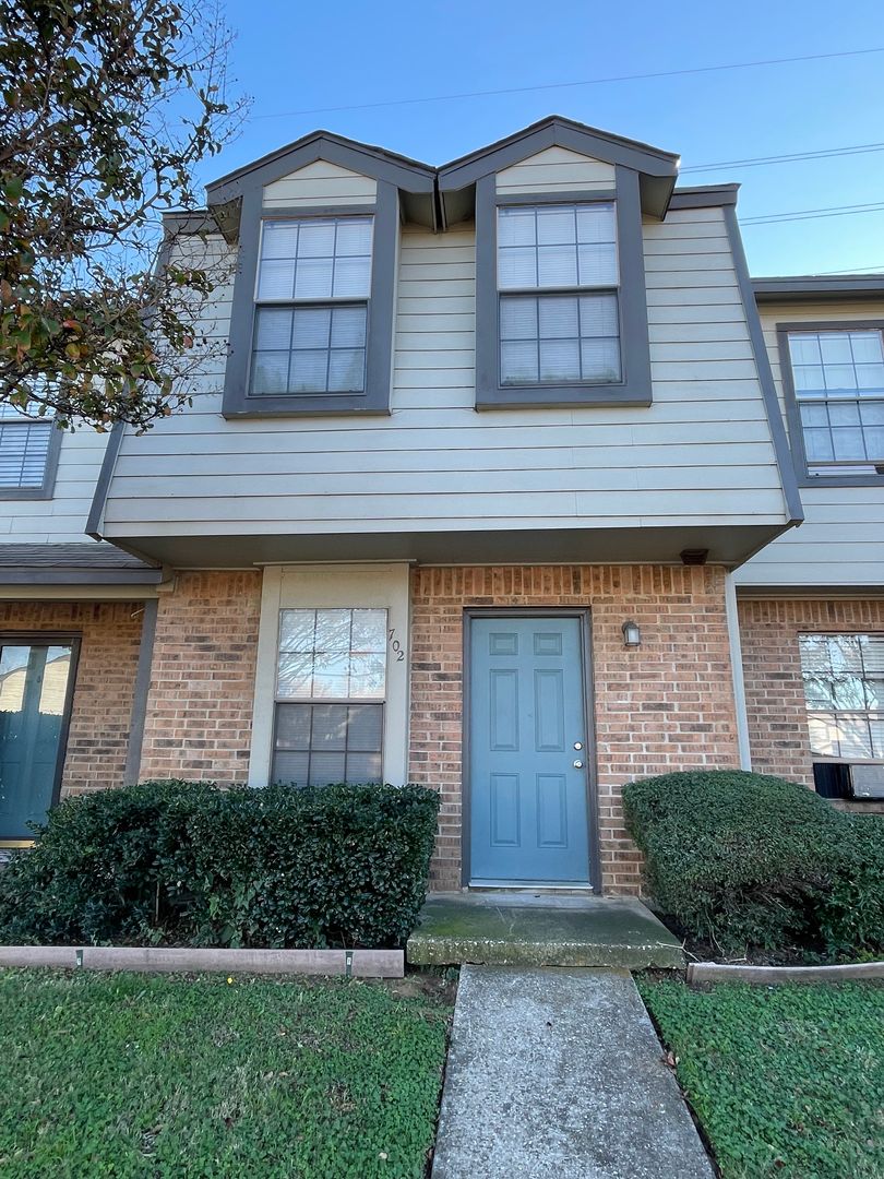 Denton House: 702 W. Collins