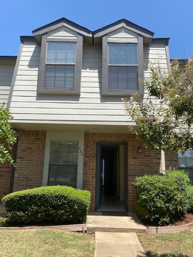 Denton Condo: 728 W. Collins
