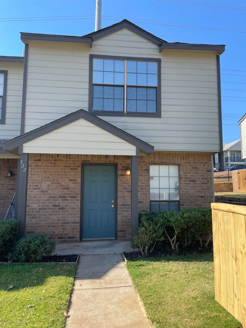 Denton House: 722 W. Collins St.