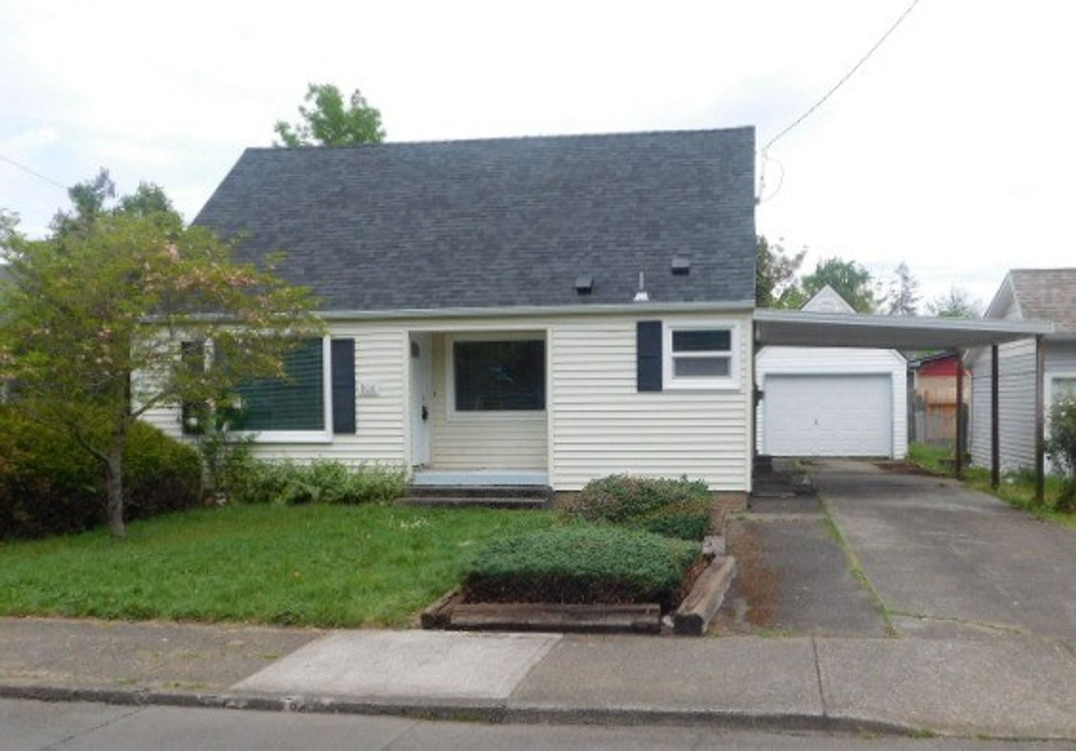 Salem House: 800 Rosemont Ave NW