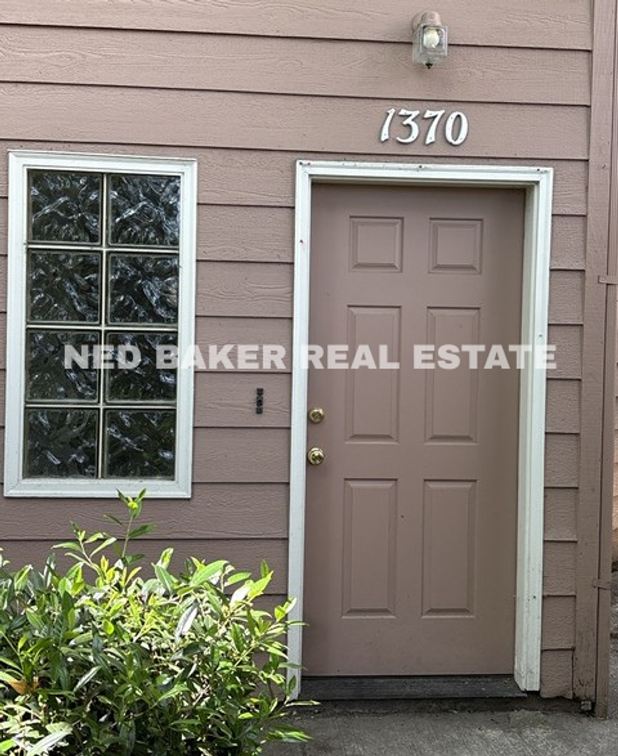 Salem House: 1370  Ferry St SE
