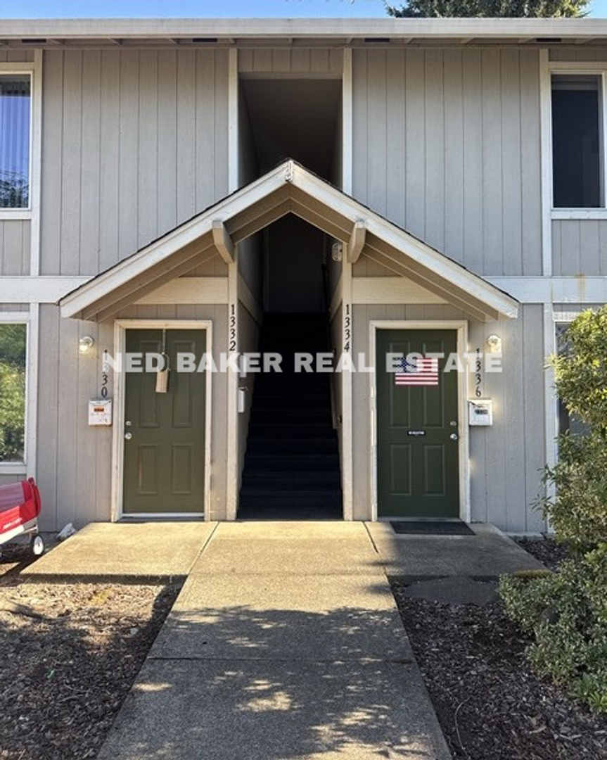 Stayton Apartment: 1330-1336 W Locust St
