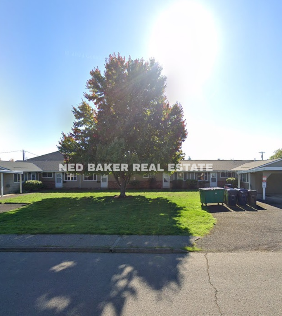 Monmouth Apartment: 351 Clay St E