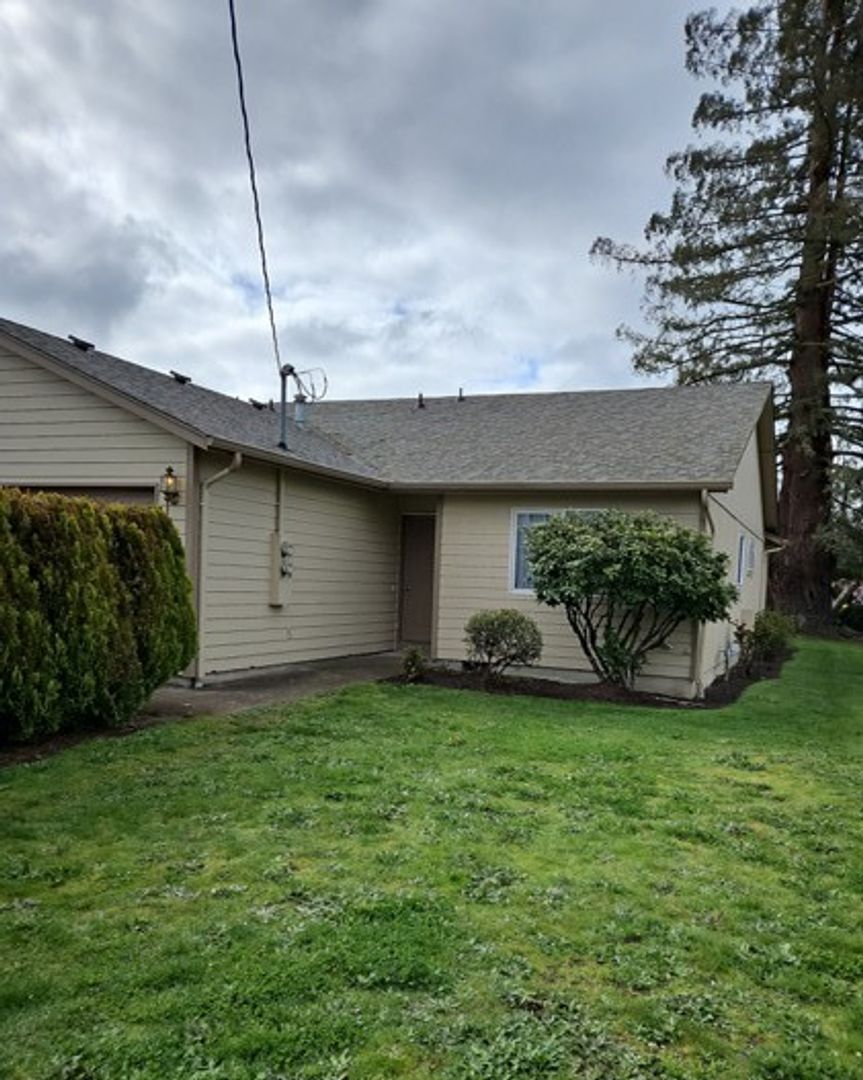 Salem Apartment: 3880 Auburn Rd NE