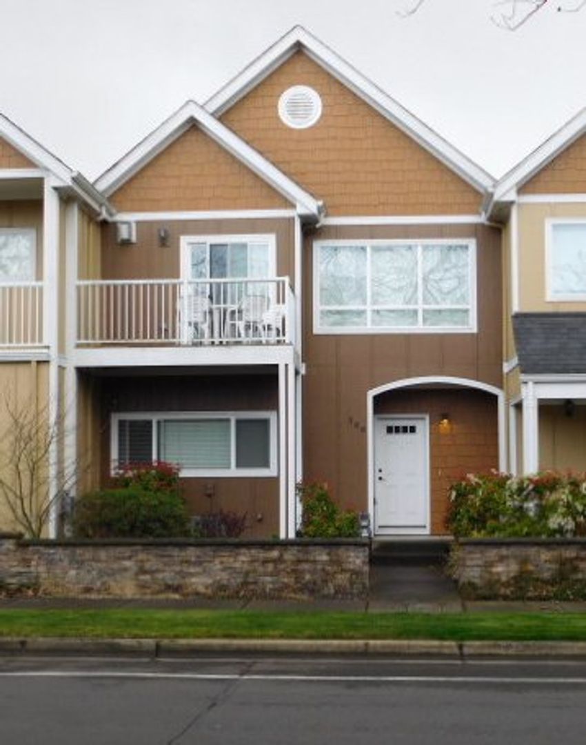 Salem Townhome: 388 Market St NE