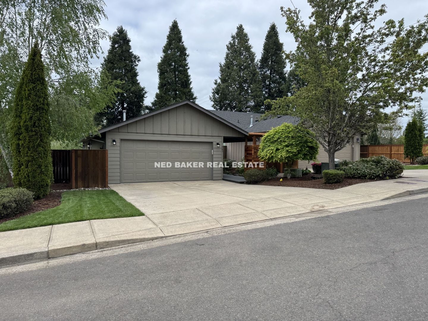 Salem House: 885 Creek Ct NW