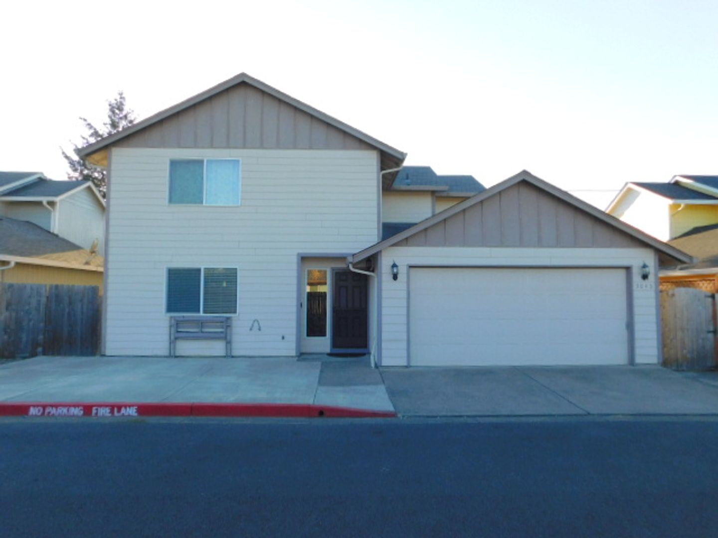 Salem House: 3043 Leah St NE