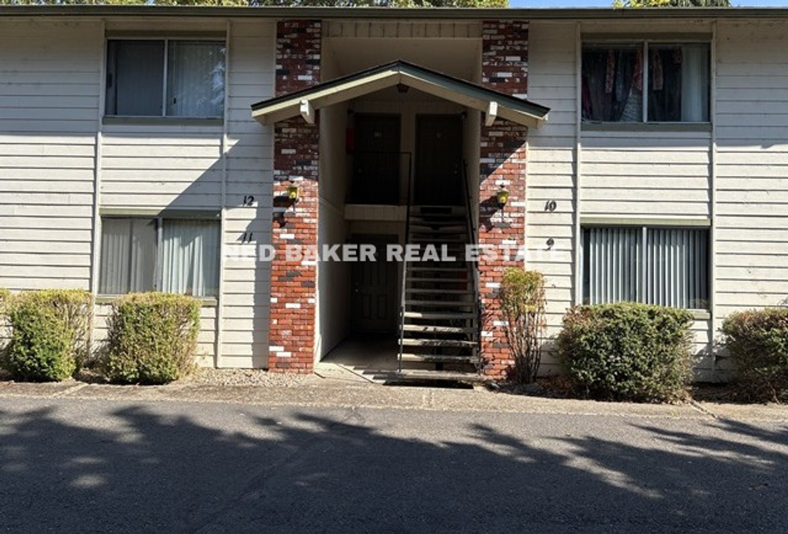 Stayton Apartment: 384-386 N 4th Ave