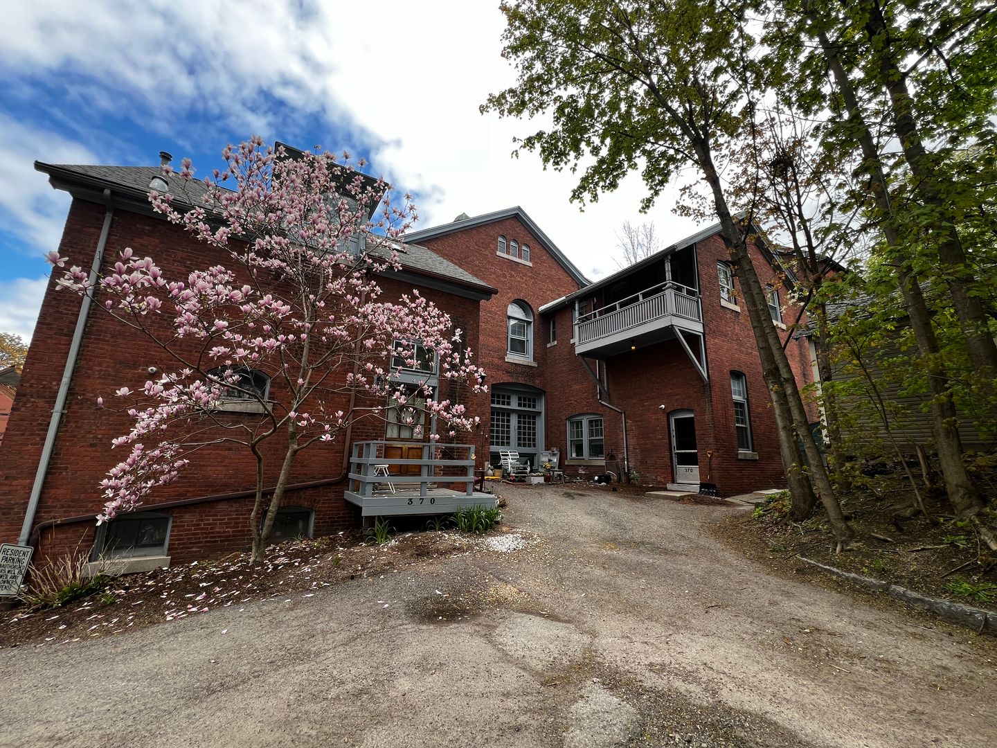 Burlington Apartment: 194 Jackson Court