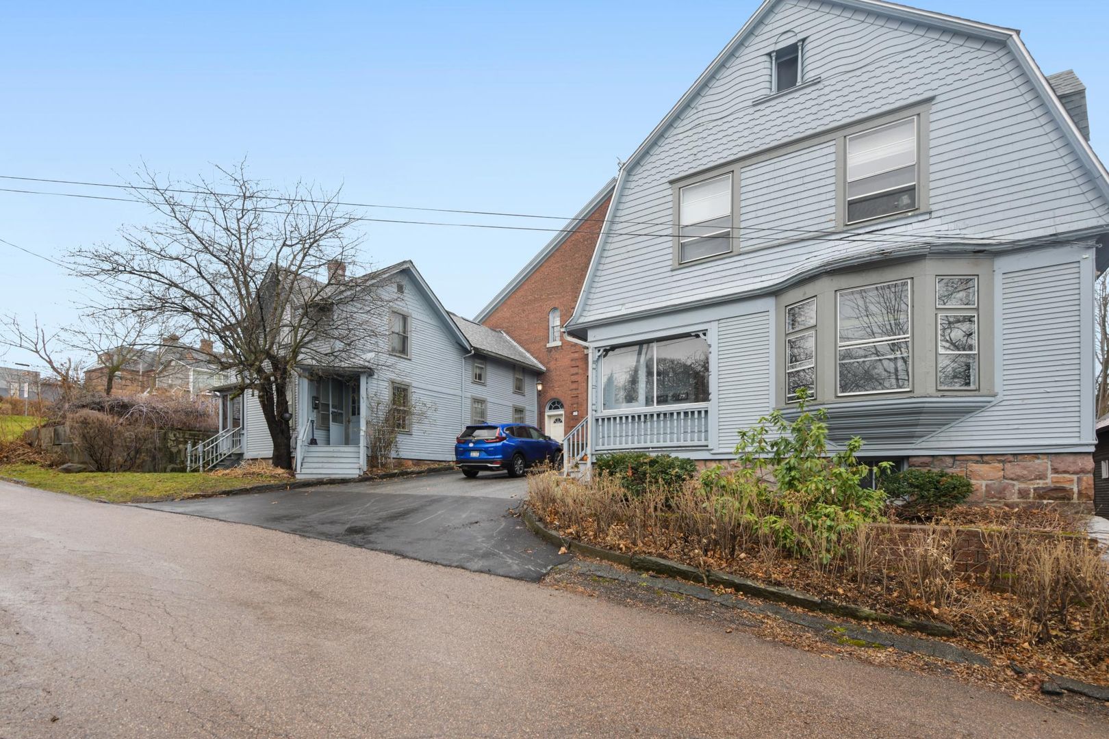 Burlington Apartment: 194 Jackson Court