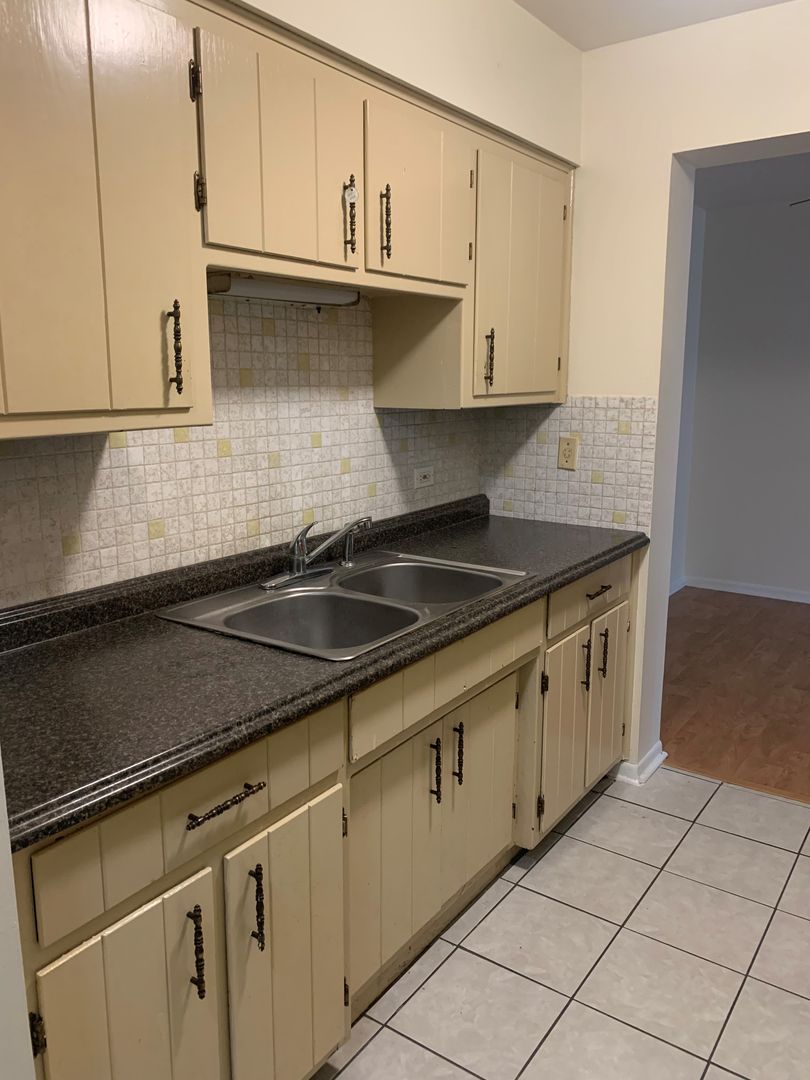 Elmwood Park Apartment: 2300-2310 N Harlem Avenue