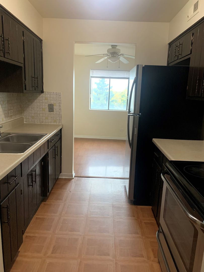 Elmwood Park Apartment: 2300-2310 N Harlem Avenue