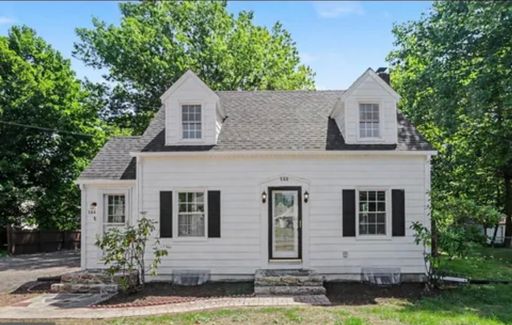 Beautifully updated Cape Cod 3 Bedroom 1/2 bath – photo 1