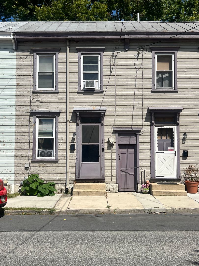 Carlisle House: 139 E Pomfret Street