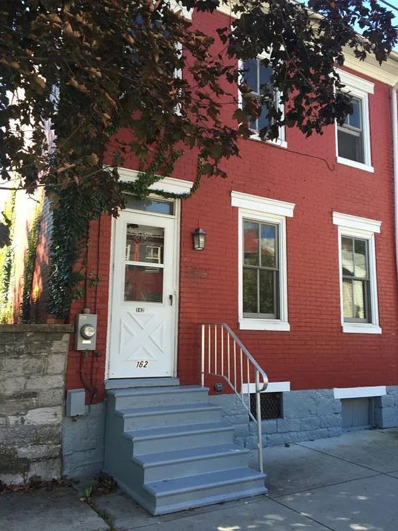 Carlisle House: 162 E Louther St