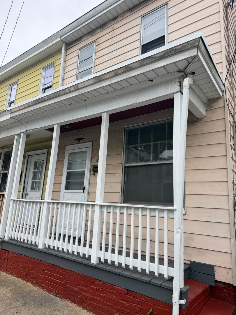 Carlisle House: 421 N Pitt St