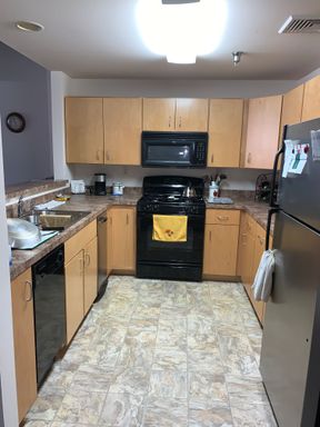 Beautiful 2 bedroom 1 bath apartment in Secured Building / All Utilities Included!!!!!!!!