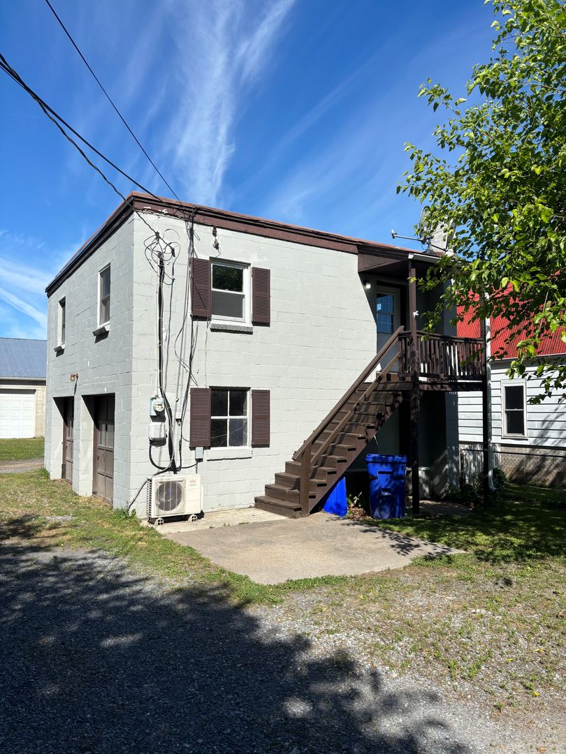 New Kingstown Apartment: 287 Locust Point