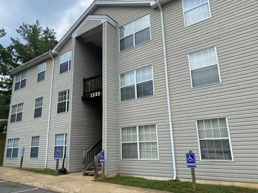 First Floor 2 Bedroom Apartment at Rivanna Terrace! Close To Route 250 in Pantops! – photo 1