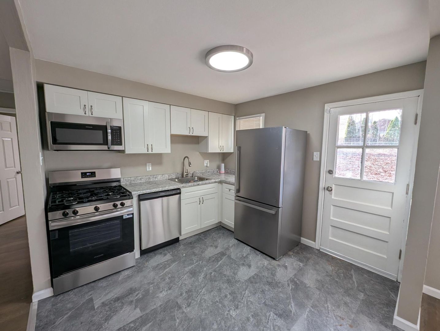 St. Louis House: 10043 Hedge Dr