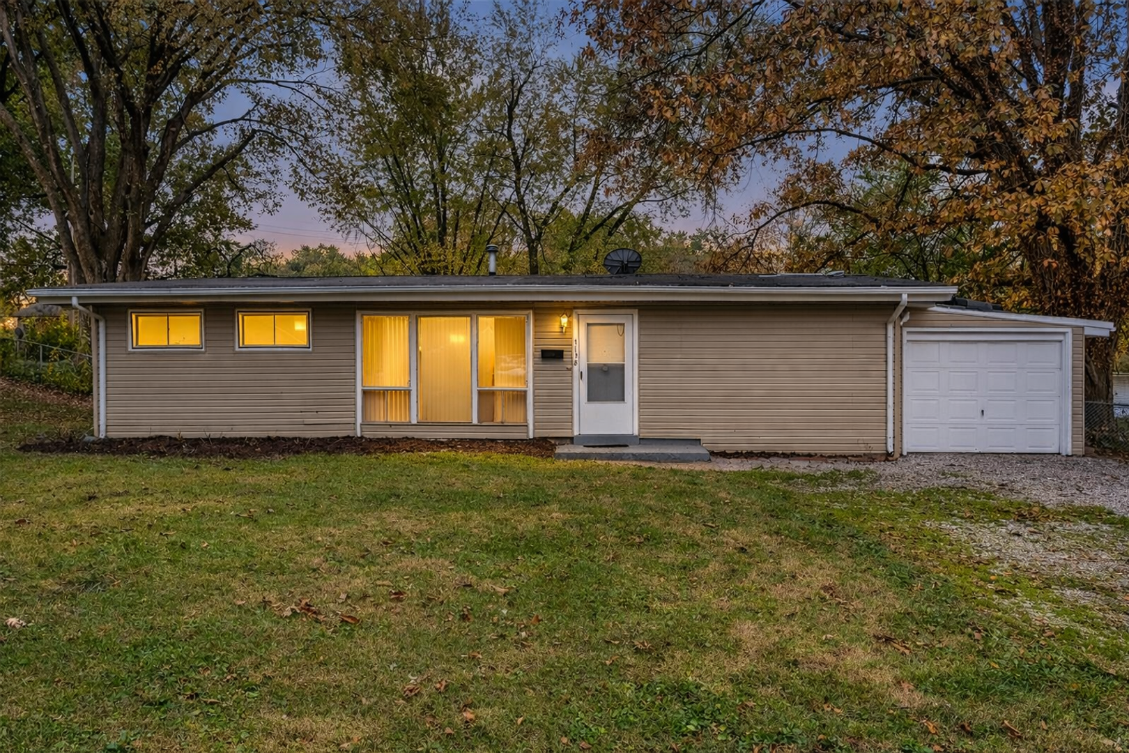 Spanish Lake House: 1138 Lakeview Ave