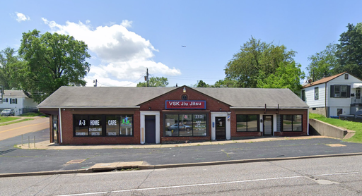 Flexible Commercial Space with Storefront and Multiple Work Areas – photo 1