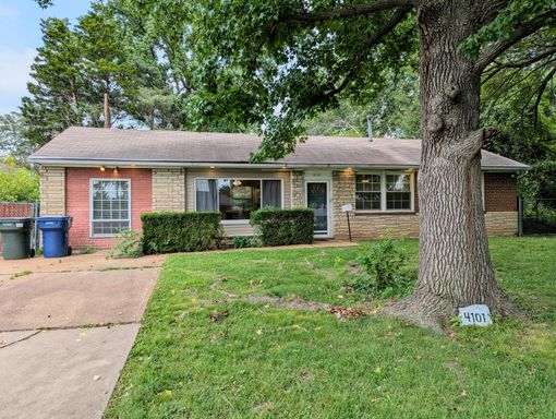 Spacious 3-Bedroom Home with Bonus Living Space, Backyard & In-Unit Laundry – photo 1