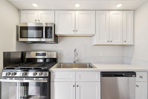 6 Weeks Free! Newly Renovated with In-Unit Washers/Dryers. Modern Living in Central Phoenix! – photo 1