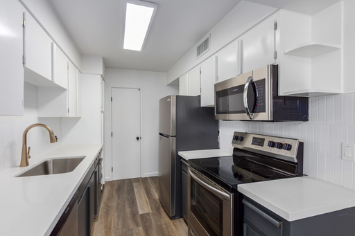 Move-In Special! 2 bed 2 Bath with In-unit W/D and Pool View. Mid-Century Gem Hidden in a Stunning, Historic Neighborhood! – photo 1