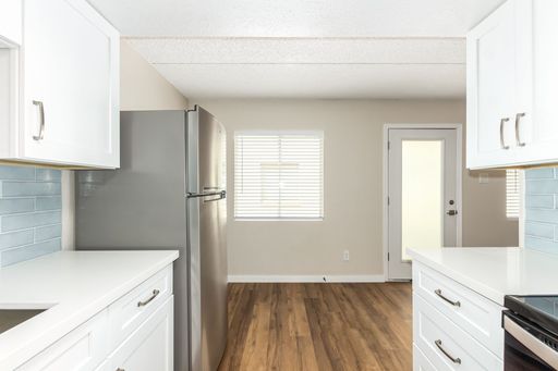 Renovated 2 Bedroom 1 Bath with Washer and Dryer! Zero security deposit option for qualified applicants! – photo 1