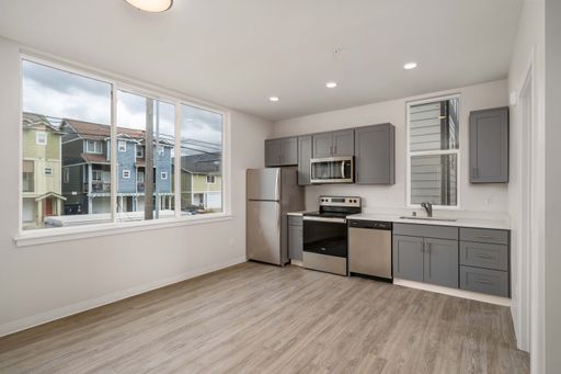 • 3rd Flr Modern • Spacious • Natural Light – photo 1