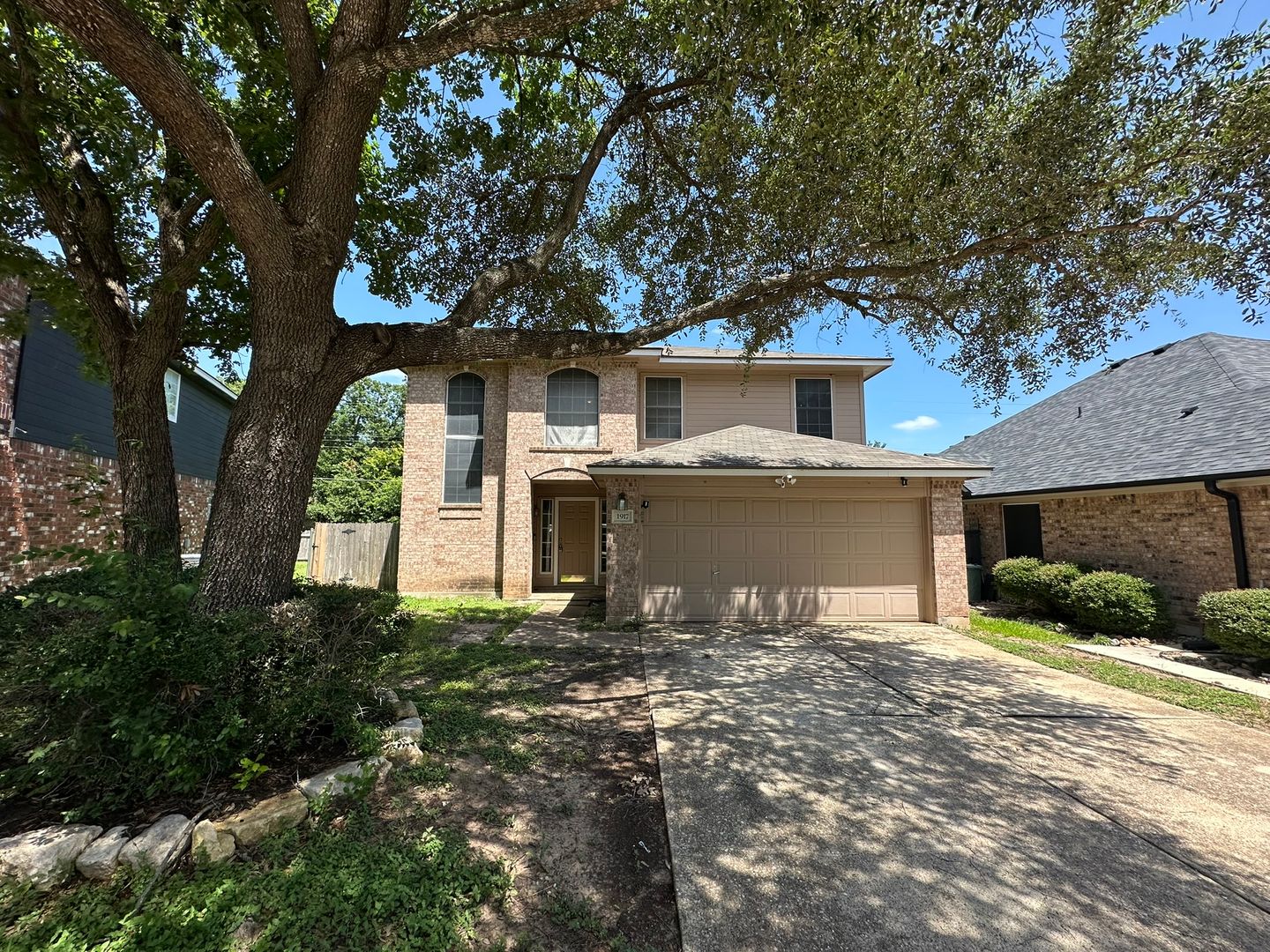 ROUND ROCK House: 1917 WHITE OAK CIR