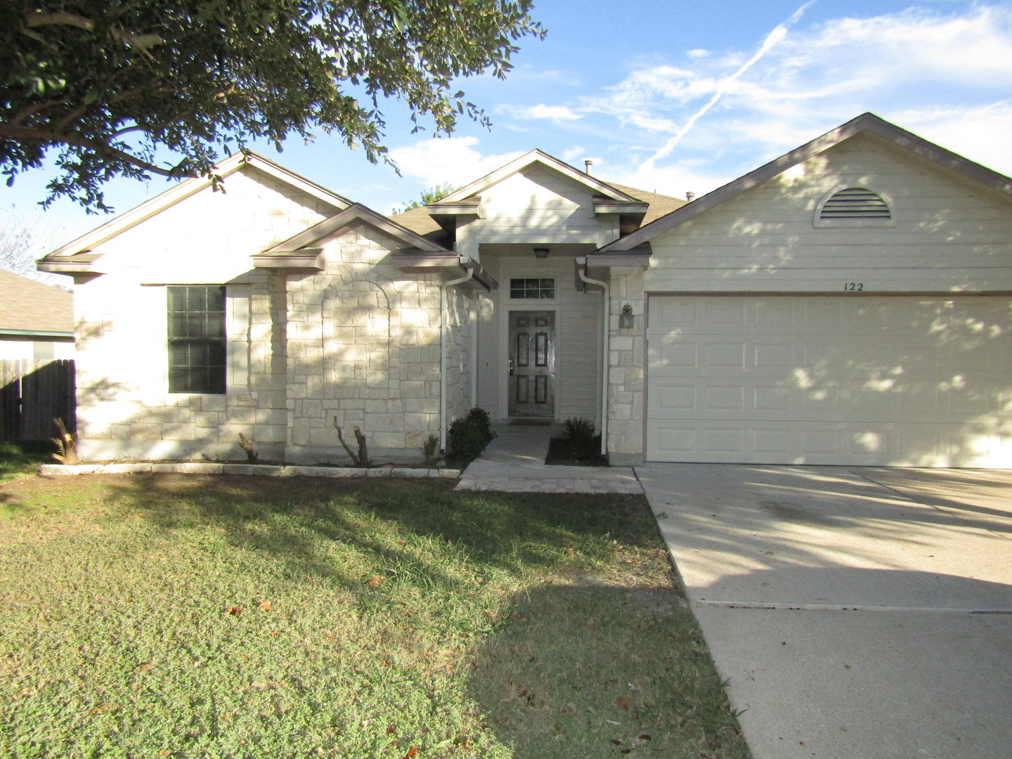 HUTTO House: 122 LITTLE LAKE RD