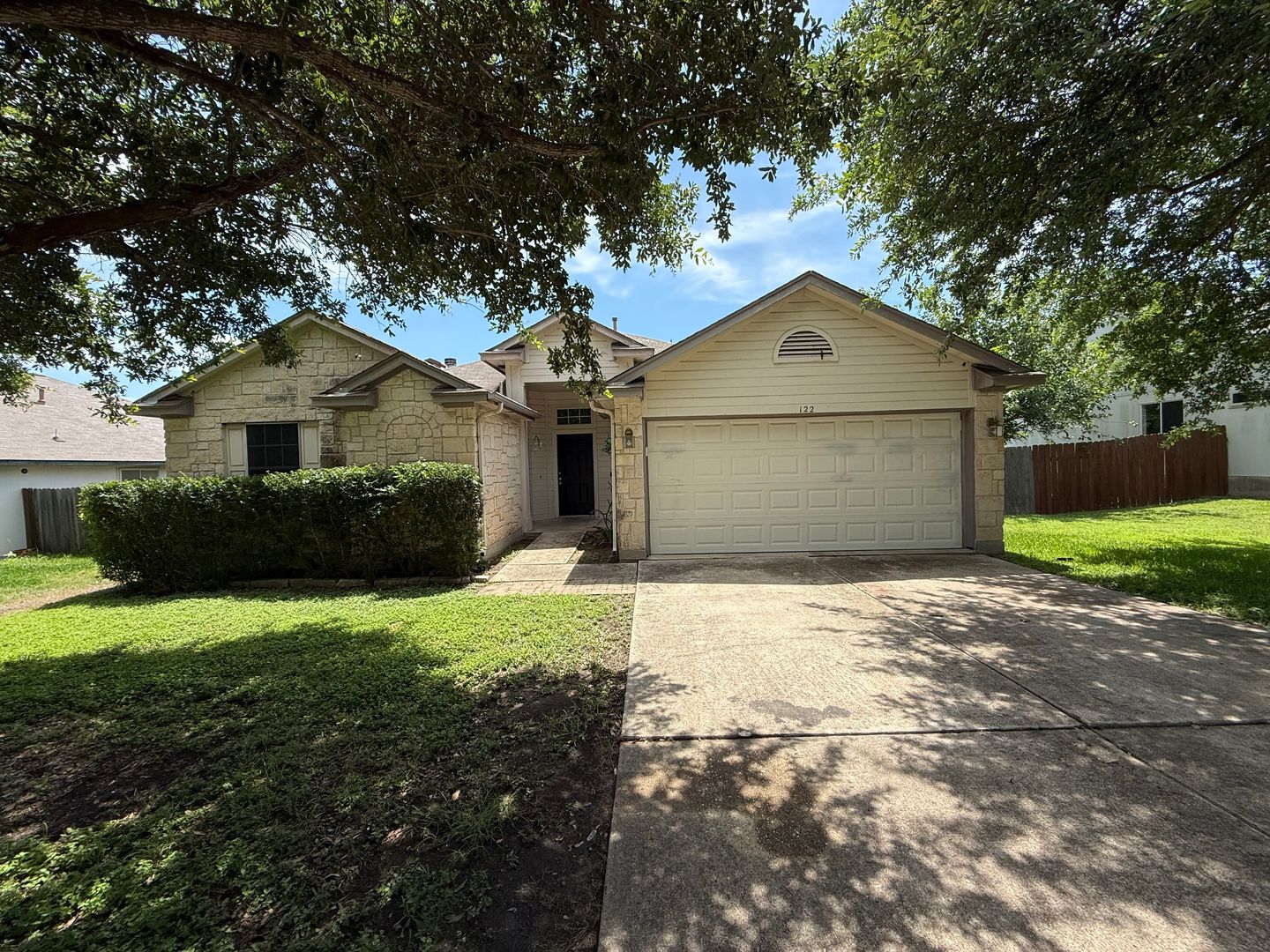 HUTTO House: 122 LITTLE LAKE RD