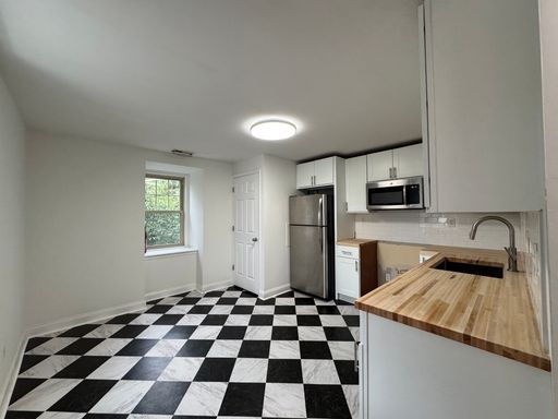 Large 3 Bedroom With Off Street Parking Included – photo 1