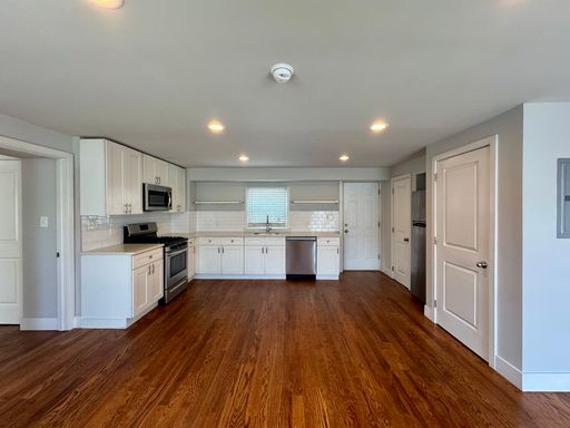One Bedroom with Parking and Private Entrance – photo 1