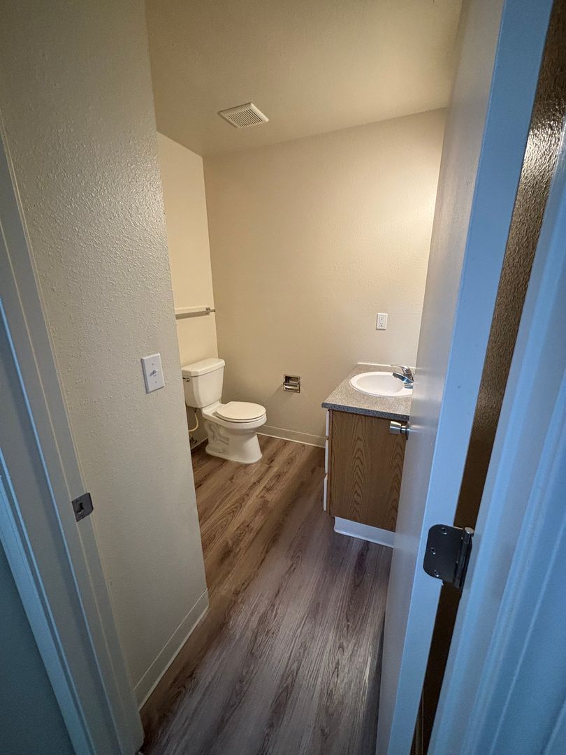 Boise Apartment: 970 N. 29th St. #B05