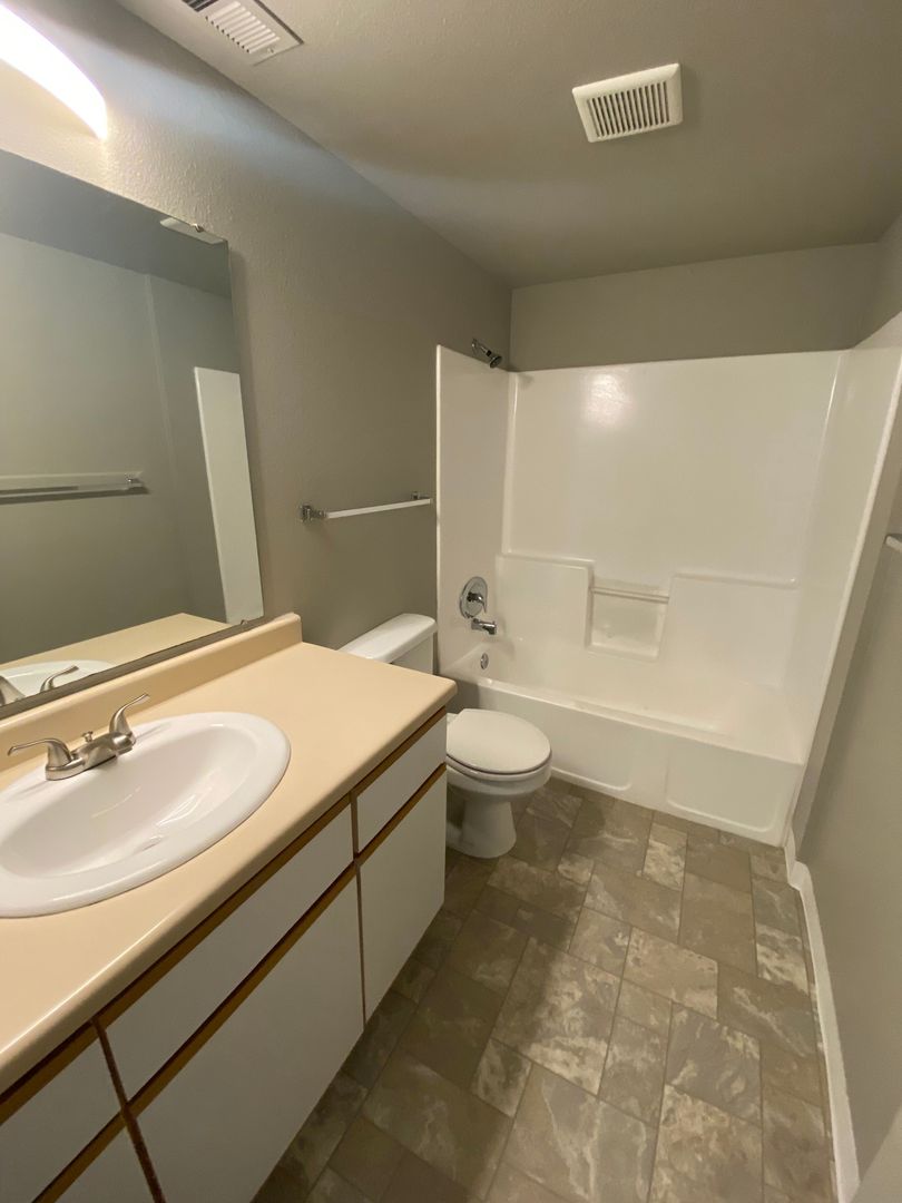 Boise Apartment: 970 N. 29th St. #B05