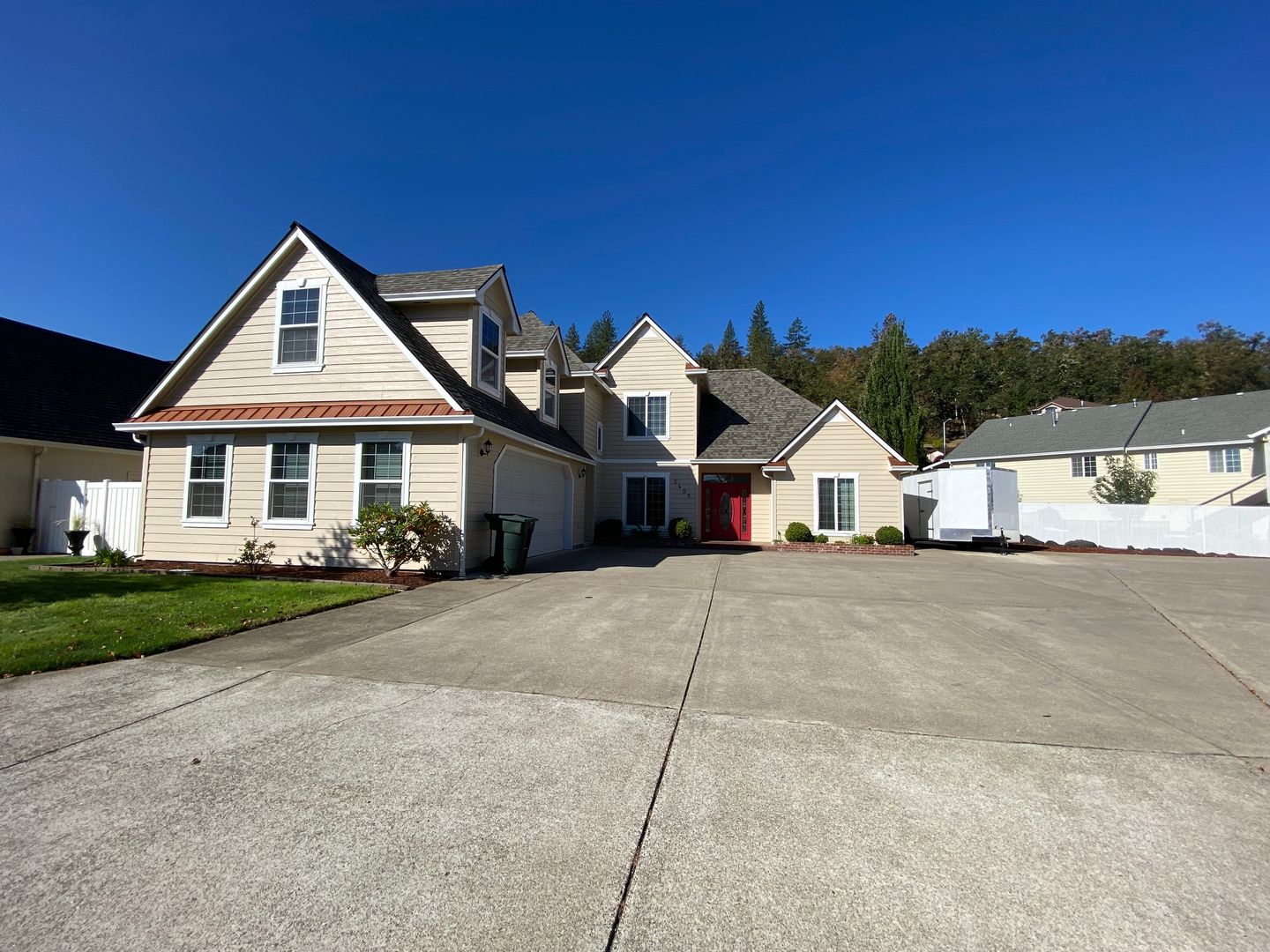 Roseburg Apartment: 2398 & 2400 NW Canterbury Dr