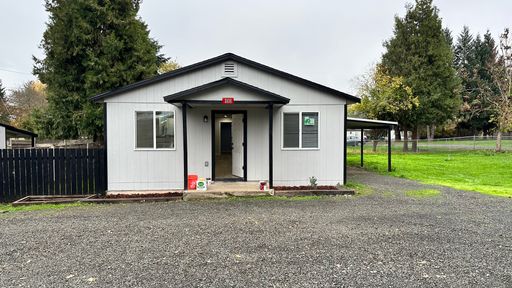 Newly Remodeled 3 Bedroom House in Riddle!