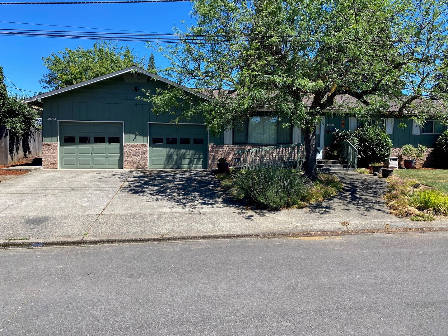 Roseburg Apartment: 1650 & 1652 NW Vale Court