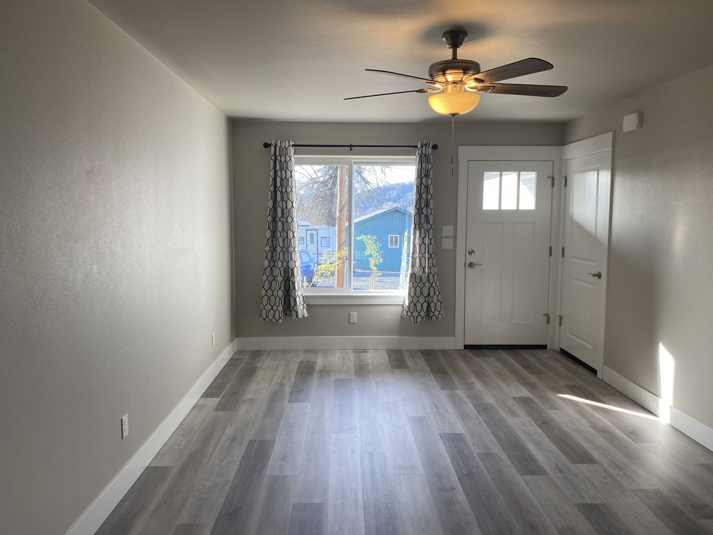 Roseburg Apartment: 2200 & 2202 NE Kerr St