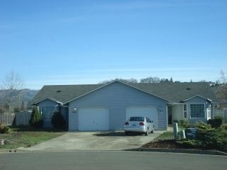 Roseburg Apartment: 165 & 167 Silverado Ct