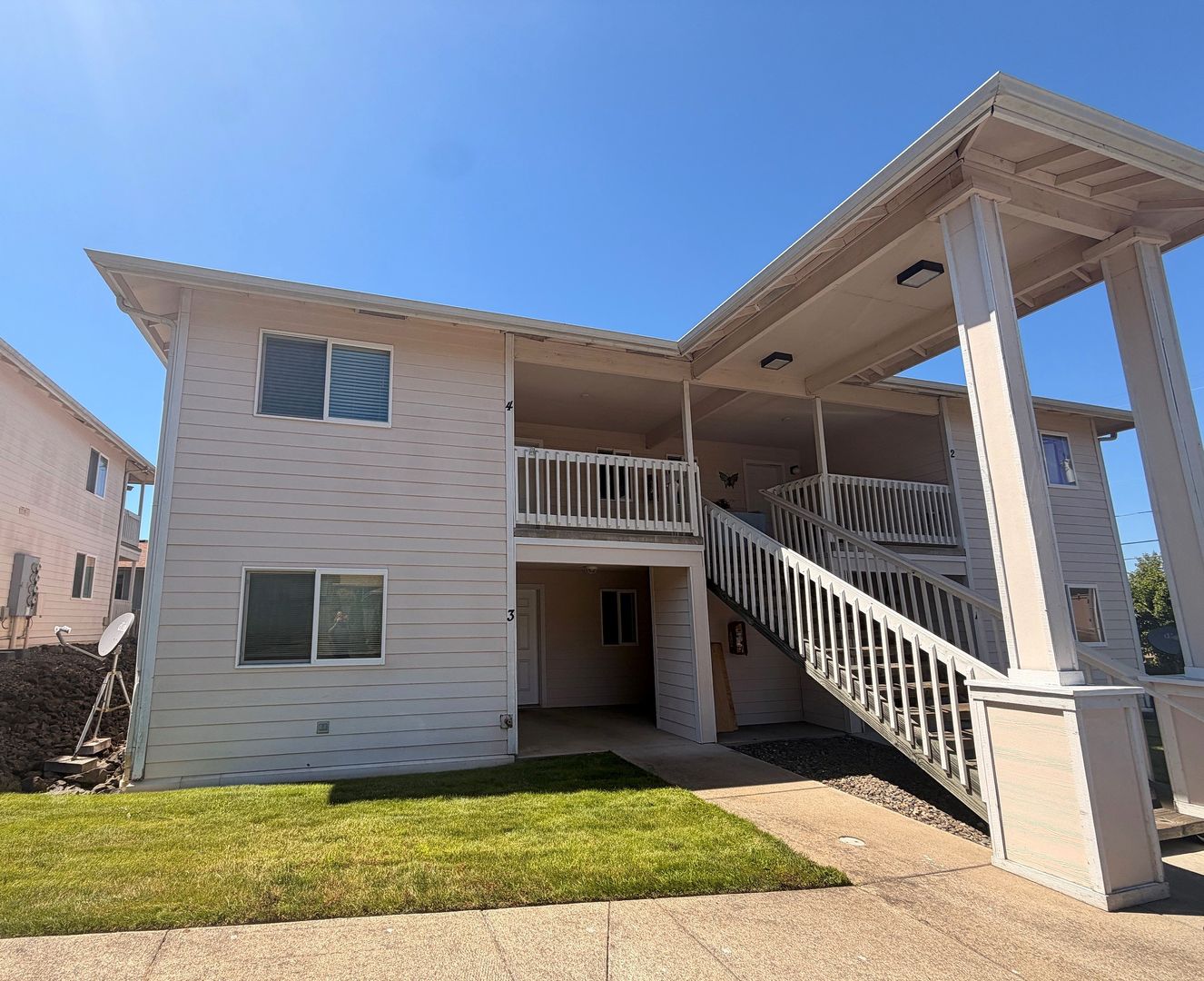 Roseburg Apartment: 2941 W Lorraine Ave 1-10