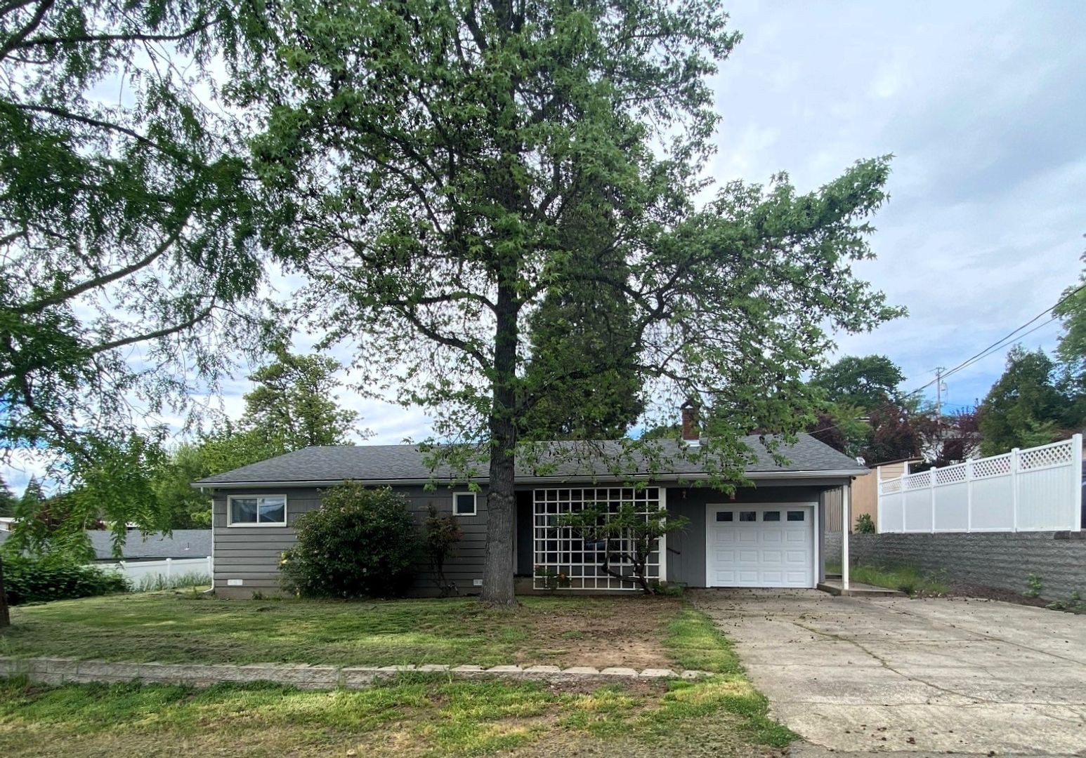 Roseburg House: 1642 NW Almond Ave