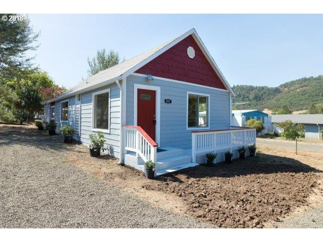 Roseburg House: 207 Fairacres Lane