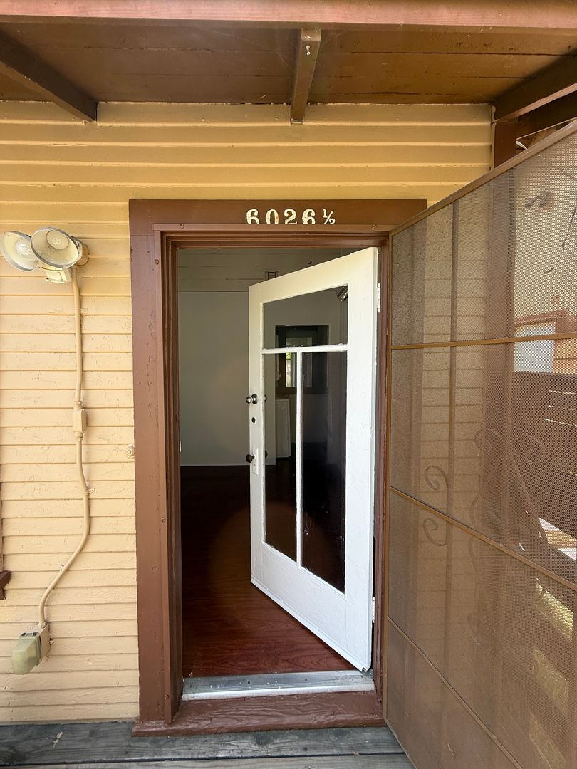Los Angeles Apartment: 6026 Eleanor Ave