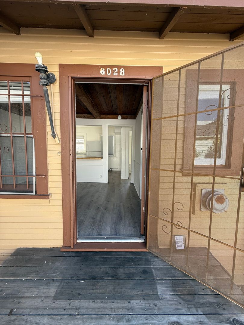 Los Angeles Apartment: 6028 Eleanor Ave